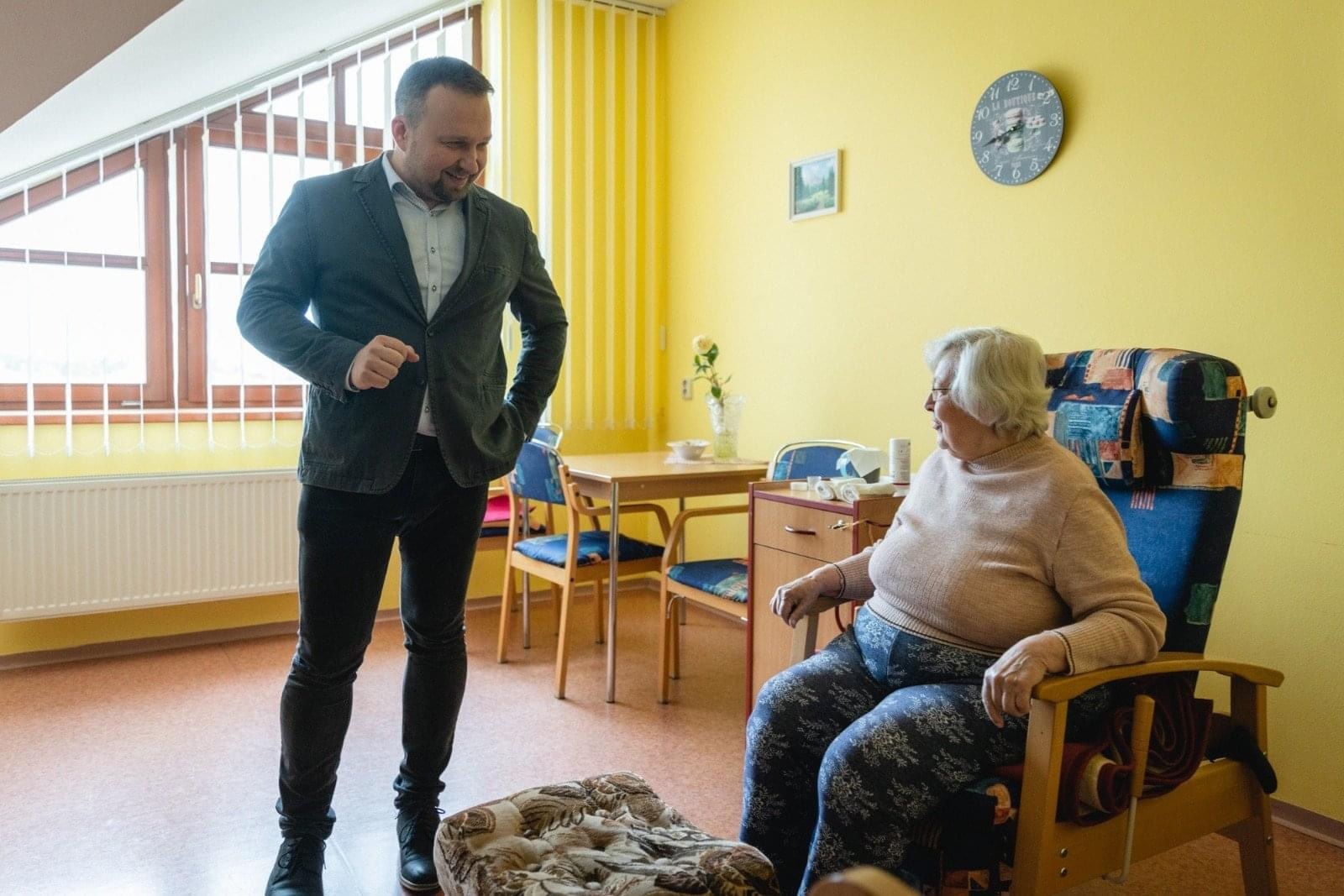 Ministr Jurečka v Moravskoslezském kraji navštívil terénní služby i vyloučenou lokalitu