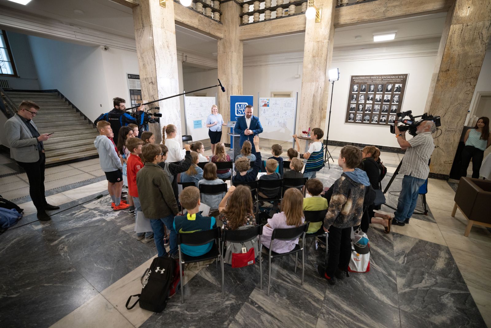 Dětský den na MPSV: Děti měly s ministrem Jurečkou netradiční tiskovou konferenci